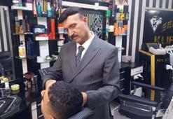 Mesleğine aşık berber, müşterilerini takım elbise ile tıraş ediyor