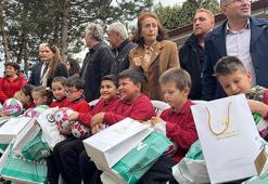 Gazetecilerden 19 yıl önce tadilatını yaptıkları okulun öğrencilerine bayram hediyesi