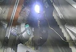 İş yerlerine çarpıp devrilen otomobilin altında kalmaktan son anda kurtuldu