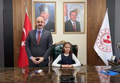 Kaymakam koltuğuna oturan Zeynep: Okullarımızda şiddetin gölgesi değil, sevginin ışığı olsun