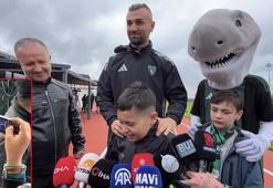 Golü tuşlu teflonuyla kaydeden minik taraftara, Serdar Dursun kamera hediye etti