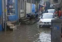Balıkesir'de sağanak; cadde ve sokaklar göle döndü