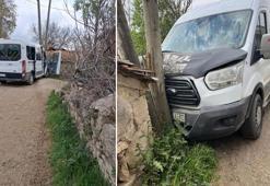 Öğrenci servis minibüsü direğe çarptı; 13 yaralı