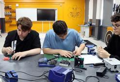 Lise öğrencileri Yunanistan’daki robot yarışmasında kategorilerinde birinci oldu