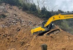 Rize’de heyelan; iş makinesi operatörü saniyelerle kurtuldu