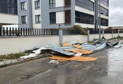 Eskişehir’de kuvvetli rüzgar çatı uçurdu; o anlar kamerada