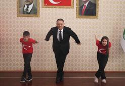 Rektörlük makamını devralan çocuklardan ‘Kartal Dansı’