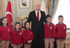 İstanbul Valisi Gül, 23 Nisan'da koltuğunu 2'nci sınıf öğrencisi Asmin Ayşe Aslan'a devretti
