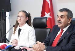 Bakan Tekin, koltuğunu 11 yaşındaki Defne'ye devretti