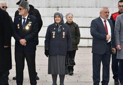 Gazi eşinin vasiyetiyle 10 yıldır tüm resmi törenlere katılıyor