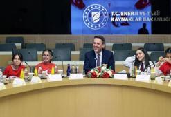 Bakan Bayraktar, çocuklarla bir araya geldi