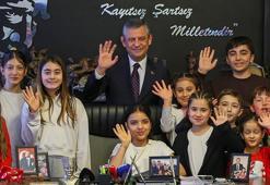 Özgür Özel, koltuğunu 5'inci sınıf öğrencisi Elisa'ya devretti