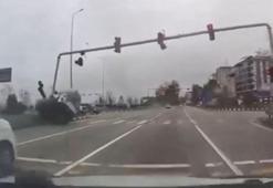 Kamyonetin sinyalizasyon direğine çarptığı kaza araç kamerasında; 4 yaralı