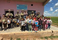 Mehmetçikten Barış Pınarı Harekat bölgesindeki çocuklara '23 Nisan' hediyesi