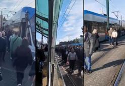 Kabataş-Bağcılar Tramvay Hattı'nda yaşanan arıza nedeniyle seferler aksadı; yolcular raylarda yürüdü