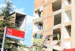 Bina yıkılınca, bitişikteki apartmanın bazı odalarının duvarının yapılmadığı ortaya çıktı