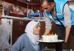 Yalnız yaşayan 75 yaşındaki kadına doğum günü sürprizi