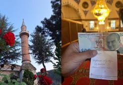 Camide namaz kılarken telefonunu şarj etti, not yazıp 100 TL bıraktı