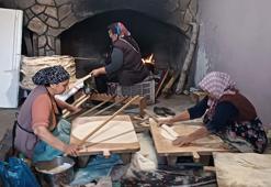 Depremzede kadınlar yufka ekmek ile aile ekonomilerine katkı sağlıyor