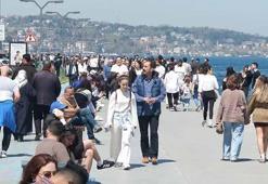 Güneşli havayı fırsat bilenler Bebek Sahili'ne akın etti; sıcaklayan kişiler denize girdi
