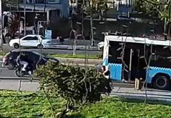 Motosikletin duraktaki otobüse çarptığı kazanın görüntüleri ortaya çıktı