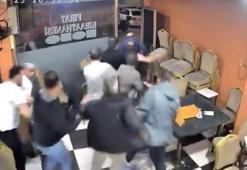 Sultangazi’de araçtan çıkan yüksek ses müzik kahvehanenin camını titretti; müşteriler deprem sanıp kaçtı