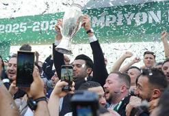 Bursaspor, şampiyonluk kupasını törenle aldı