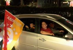 Galatasaray taraftarları, derbi galibiyetini Kızılay Meydanı'nda kutladı