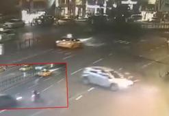 Şişhane’de otomobilin çarptığı motosiklet durağa daldı; 1 ölü 3 yaralı