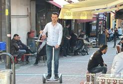 Her gün 25 bin adım atan çaycı, hoverboard ile çay servisine başladı