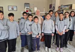 Depremde kaybettiği kızı ve damadı için kütüphane kurdu