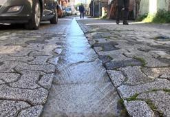 Ataşehir’de şebeke suyunu taşıyan boru patladı; "1 haftadır akıyor parası bizden çıkıyor"