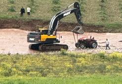 Debisi yükselen çayda traktörüyle mahsur kaldı