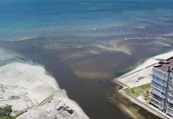 Küçükçekmece'deki Menekşe Deresi'nin rengi kahverengiye büründü