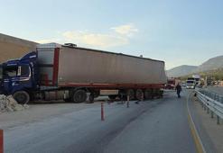 İstinat duvarına çarpan TIR'daki mermerler, otomobildekilerin üzerine düştü; 1 ölü, 3 yaralı