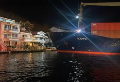 İstanbul Boğazı'nda yalıya metreler kala karaya oturan gemi kurtarıldı; boğaz trafiğe açıldı