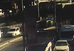 Seyrantepe’de trafik levhasına çarpıp takla atan araç kamerada