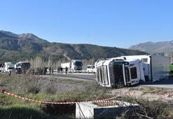 Sivas'ta TIR'ın devrildiği kaza nedeniyle ulaşım aksadı
