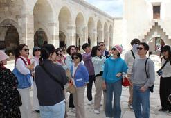 Turistler, Türk dizilerinden etkilenip Sultanhanı'na geliyor