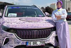 Otomobilini Türk motiflerinin yer aldığı mor renkli halıyla kapladı