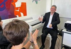 Onur öğretmen engel tanımadı, müzikle ilham oldu