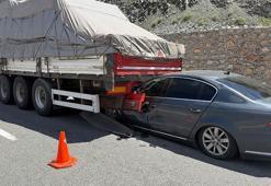 TIR'ın altına giren otomobilin sürücüsü yara almadan kurtuldu