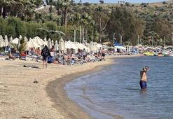 Bodrum'da sıcak havayı fırsat bilenler sahilleri doldurdu