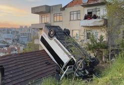 Kağıthane'de takla atan okul servisi evin çatısına düştü; araçta sıkışan şoför kurtarıldı