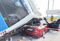 Öğrencileri taşıyan otobüs, otomobilin üzerine devrildi: 46 yaralı