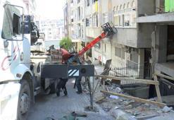 Güngören'de yokuşta kayan iş makinesi 4 araçta ve binada hasara neden oldu