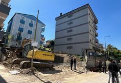Temel kazısında toprak kaydı; 5 katlı apartman tahliye edildi