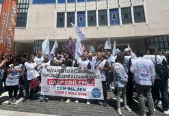 İzmir'de 4 belediyenin memurları, iş bırakıp CHP il binasına yürüdü