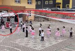 Anaokulu bahçesinde gösteri yapan öğretmen ve öğrencilerin üzerine tabela düştü; olay kamerada