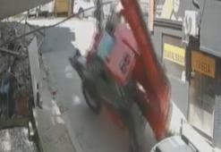 Güngören'de yokuşta kayan iş makinesi 4 araçta ve binada hasara neden oldu; kaza kamerada